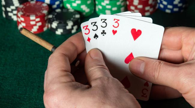 五个人玩地主需要用几副扑克牌呢