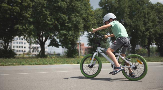 如何教八岁的孩子学会骑自行车呢