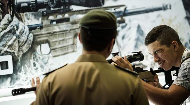 战争片中指挥官和电影中狙击手经常说的几点钟方向是怎么确定的