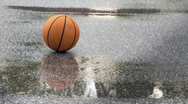 关于雨天打篮球的简短文案句子