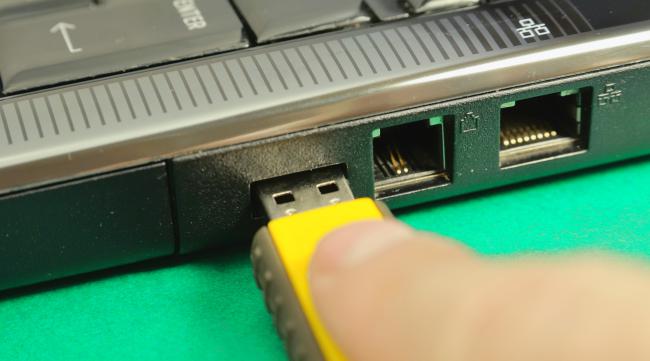 u盘长期插在电脑上易损坏吗