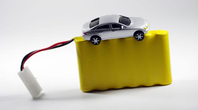 玩具汽车遥控电池如何充电的