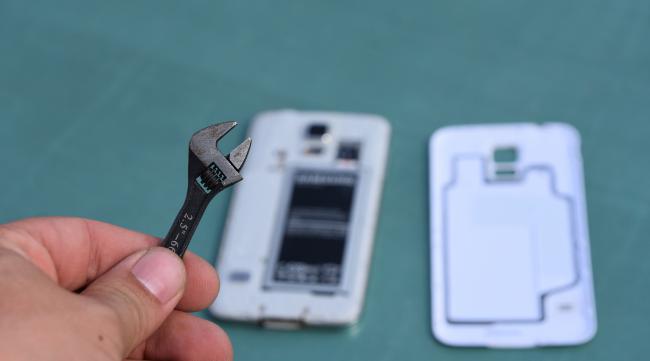 牙签卡在手机卡槽里怎样取出