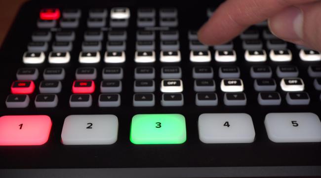 键盘上的三个灯怎么亮