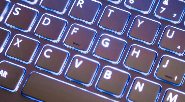 键盘单独一个键的灯变色了怎么办