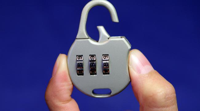 一般的密码锁怎么设置钥匙开锁