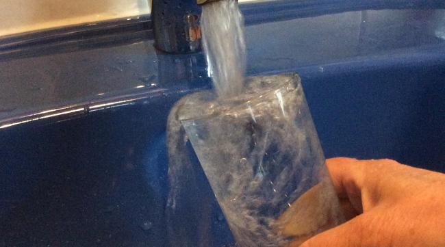 净水器怎么放水清洗水垢