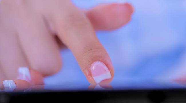 手机膜有指甲划的痕迹怎么办呢