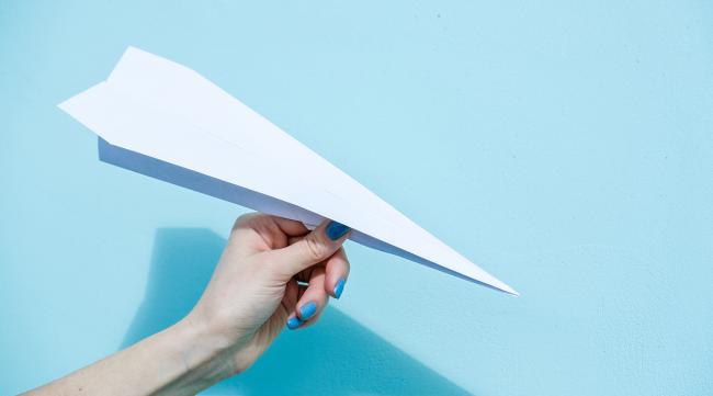 怎么才能使纸飞机飞得更远些呢