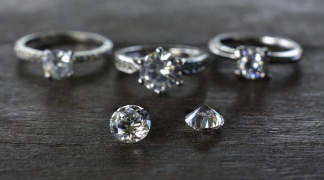 怎么辨别钻石戒指真假图片