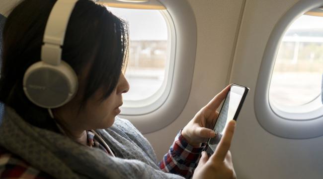 飞机上玩手机,真的安全吗