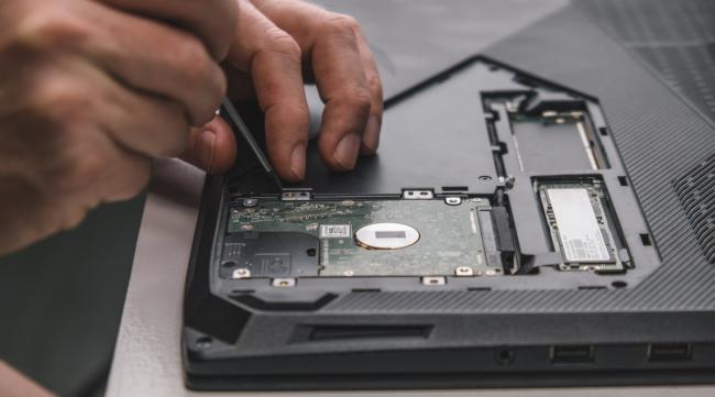 怎么把电脑硬盘拆下来重装