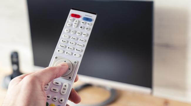 电视机自带的按键怎么调信号源模式