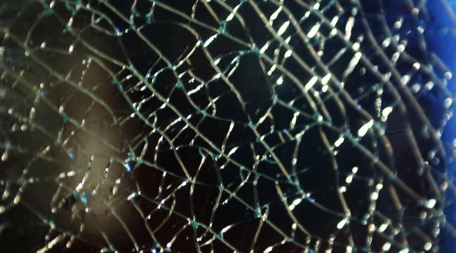 为什么钢化玻璃打碎后是颗粒状