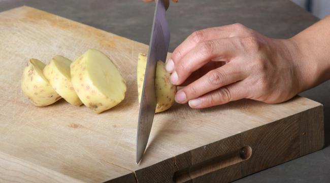 如何用菜刀把土豆去皮吃