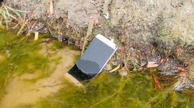 手机掉河里如何处理