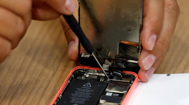 苹果手机充电灰尘怎么清理