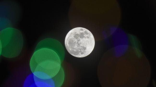 华为手机拍照月亮为什么有光束呢