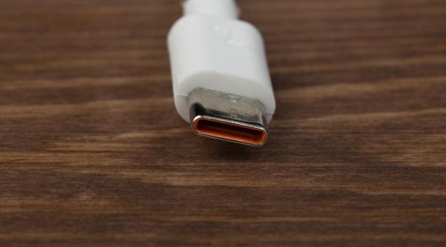 苹果充电器数据线头漏电正常么吗