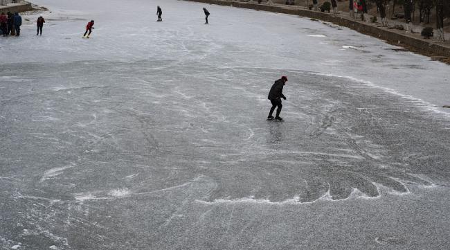 滑冰场的冰是怎么冻住的呢