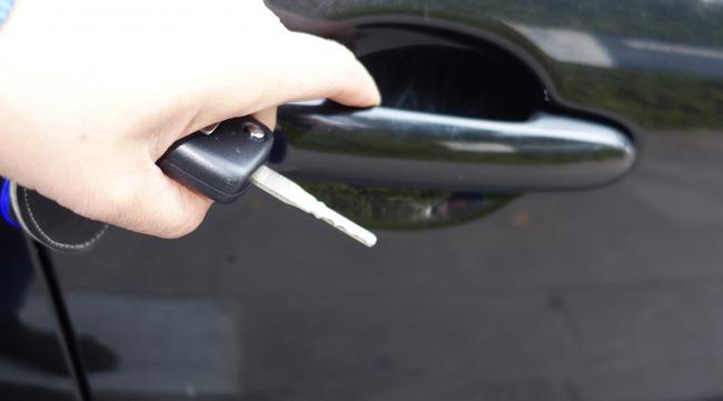 汽车被别人用钥匙划了怎么办呢