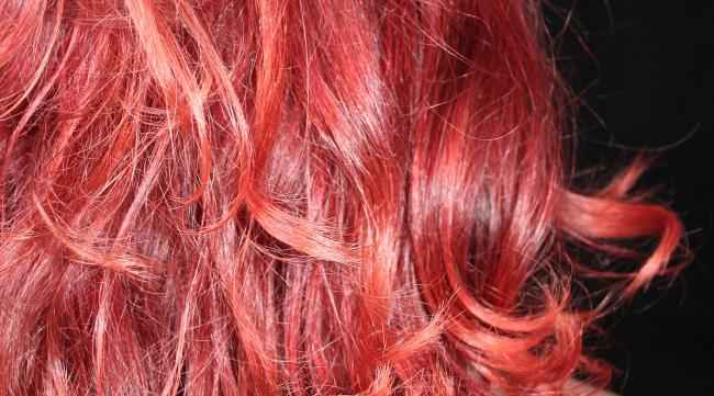 如何让染红的头发褪掉红色呢