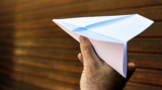 纸飞机要怎样扔才能飞得远呢