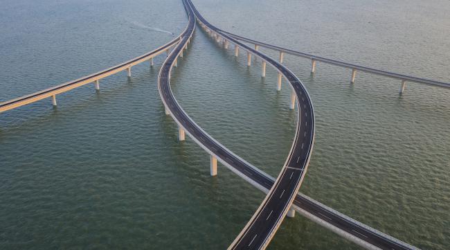 胶州湾跨海大桥是谁投资建设的呢