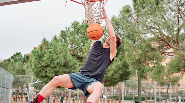 打篮球时,怎么增加自己的视野呢