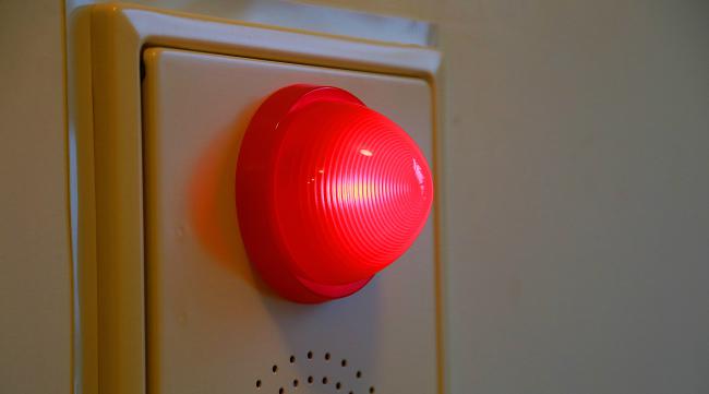 房间红色报警按钮怎么关掉了