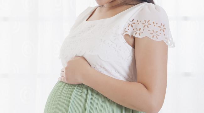 怀孕挺着大肚子是怎么体验胎动的