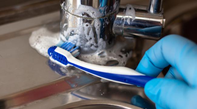 电动牙刷的水垢怎么清洗掉