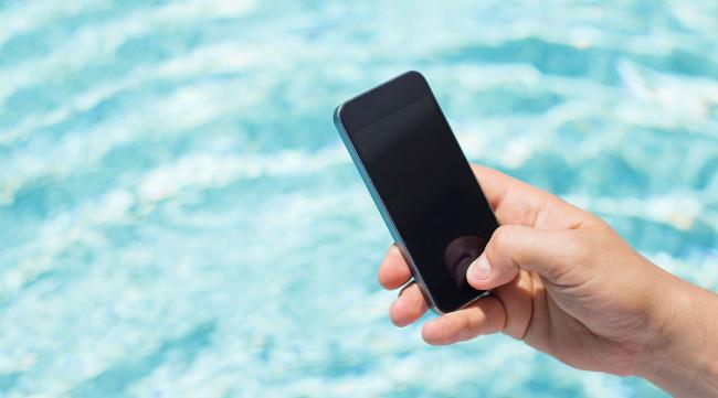 防水的手机能拿在海水里吗