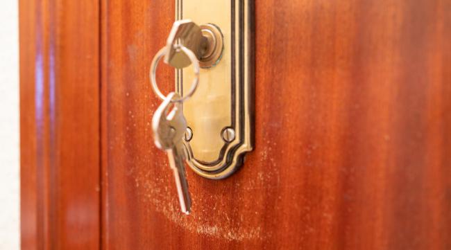 防盗门用钥匙怎么打开锁