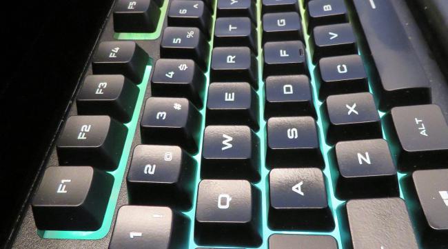 达尔优键盘只有两个键亮
