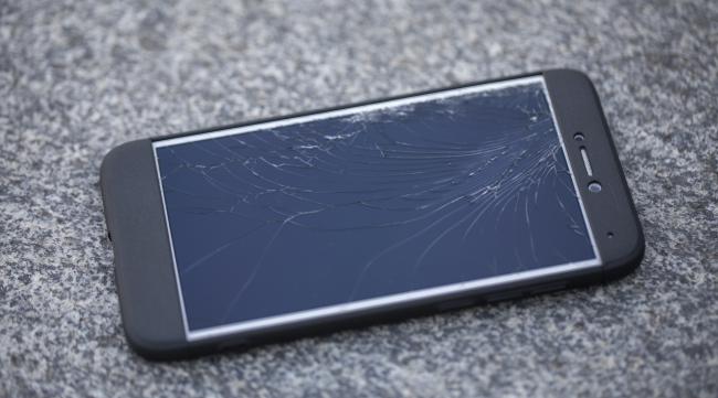 手机屏幕上有条裂痕是怎么回事儿