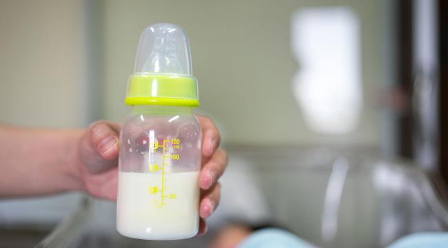 如何帮助婴儿从母乳转奶瓶呢