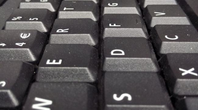笔记本电脑键盘上大小写键是谁按的