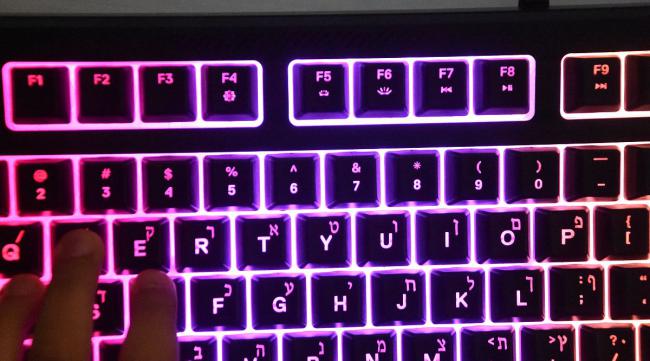 键盘怎么换灯光的颜色