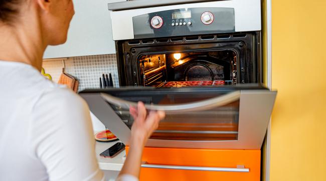 电烤箱送的硅胶有异味怎么办呢