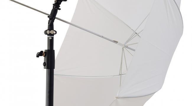 摄影柔光伞的架设方法