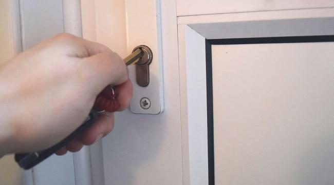 门里面插着钥匙如何打开锁