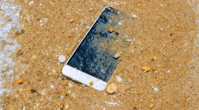 手机掉海里了怎么处理
