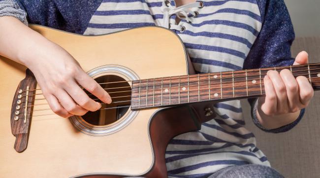 大学生零基础如何自学吉他