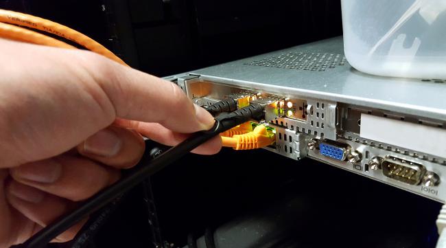 新电脑插网线信号变红灯