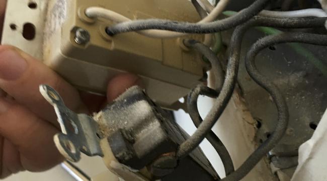 空调电源线插头坏了,怎么维修呢
