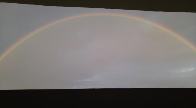 偏光镜为什么看天空有彩虹色的