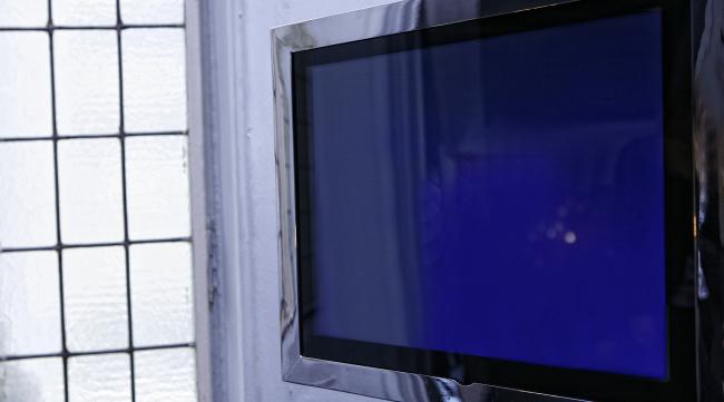 液晶电视屏下方的阴影怎么解决呢