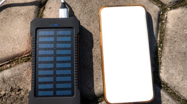 太阳能充电器怎么和电池连接的