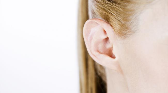 怎样对耳部进行保健按摩呢